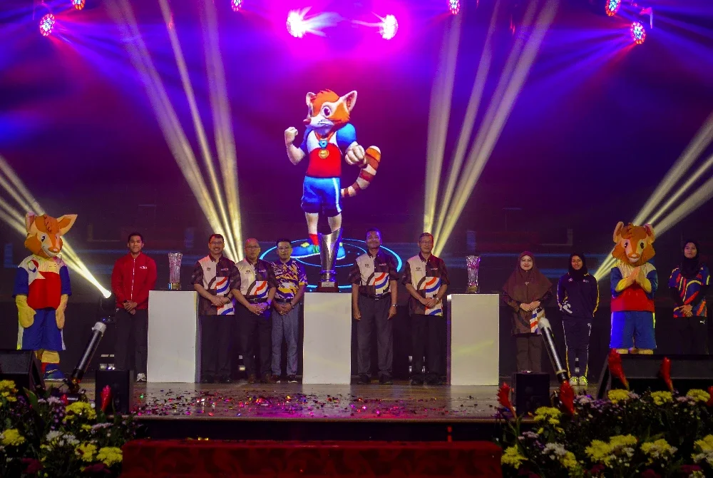 Mohd Nor Azman (tengah) bergambar bersama maskot SUKIPT dan tiga piala utama SUKIPT selepas merasmikan Majlis Pelancaran SUKIPT 2026 di Dewan Tunku Canselor UM hari ini. Foto: Bernama
