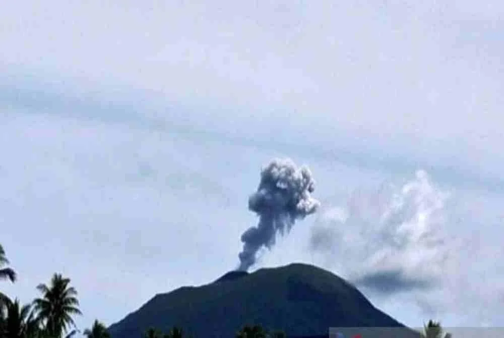 Gunung Ibu di Pulau Halmahera di wilayah Maluku Utara Indonesia meletus pada pagi Selasa, memuntahkan tiang abu kira-kira 800 meter di atas puncaknya.