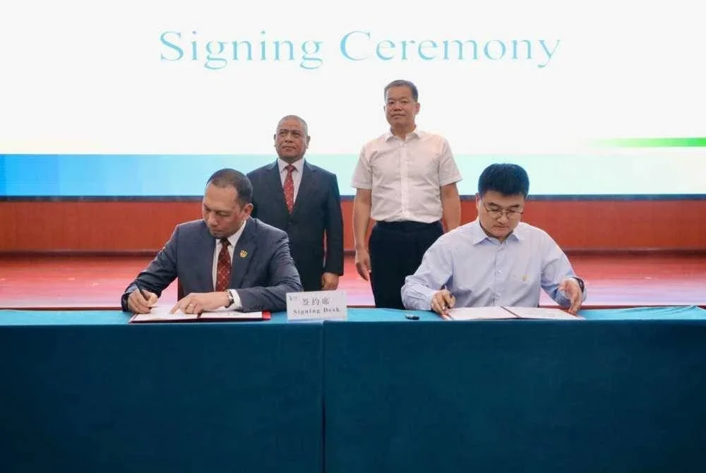 Saarani (berdiri, kiri) bersama Pengerusi Shuifa Group, Liu Zhi Guo (berdiri, kanan) menyaksikan pemeteraian MOC antara Perak SADC diwakili Mohd Azhar (duduk, kiri) dan Shuifa Energy Group diwakili Pengerusinya, Liu Xiao Peng di Shandong, China pada Isnin.