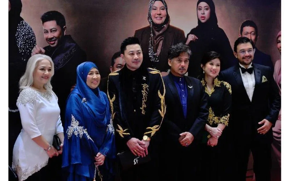 Dari kiri: Rasta Rashid, Nik Asmah, Datuk Seri Raja Rezza Shah Raja Aman Shah, Tengku Datin A’liaa Muna Tengku Abdul Rahman dan Tunku Datuk Mohamed Alauddin Tunku Naquiyuddin yang menjadi pendorong semangat Kashfi dalam bidang fesyen.