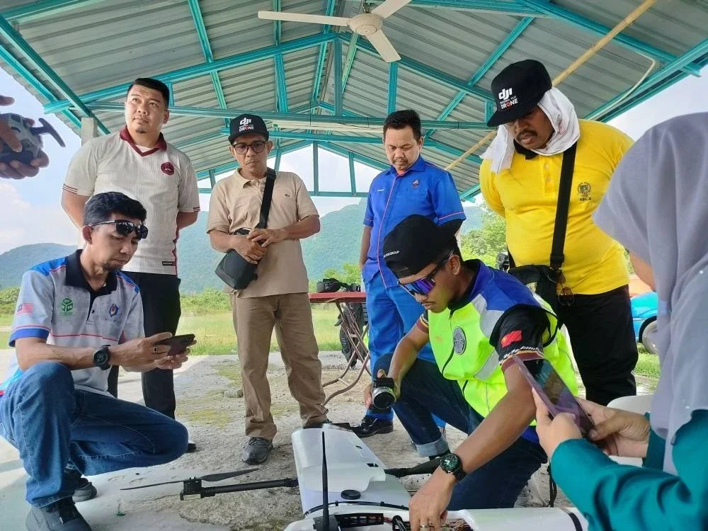 Peserta melihat dengan teliti pengoperasian dron VTOL ketika Program Mastering Aeromap VTOL Operator Training di Gua Tempurung di sini baru-baru ini.