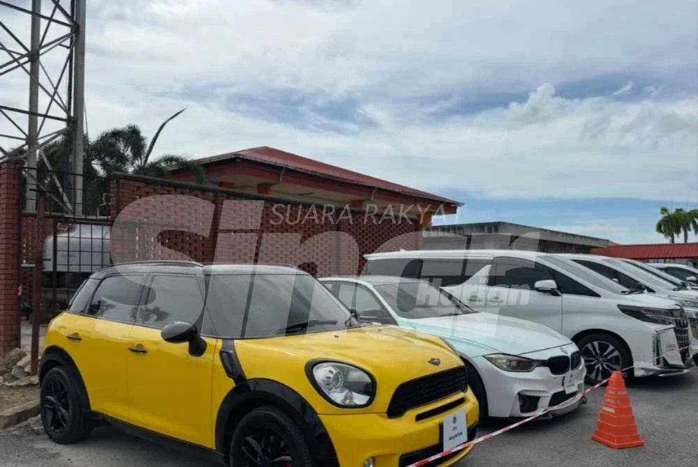 Kenderaan-kenderaan mewah yang ditempatkan di pekarangan JPJ Panji. Foto: ADILA SHARINNI WAHID