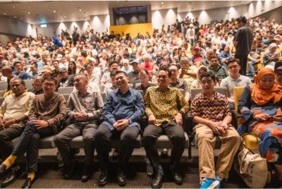 Rafizi dan Nik Nazmi bersama penyokong mereka ketika Majlis Pengumuman Hala Tuju di Petaling Jaya pada Ahad lalu. Foto Facebook Wong Chen