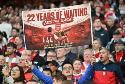Penyokong Arsenal meraikan kemenangan di Stadium Emirates yang menyaksikan The Gunmers hanya selangah bergelar juara EPL musim ini. Foto Agensi