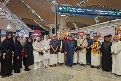 Ahmad Tajuddin (dua dari kanan) bergambar bersama jemaah Malaysia yang ditaja Raja Salman menunaikan haji di bawah Khadimul Haramain.