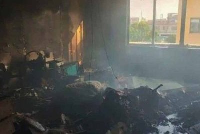 Sebuah pejabat musnah dijilat api gara-gara sehelai tisu yang dibakar oleh kanak-kanak 12 tahun.