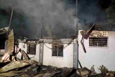 Seorang wanita warga emas ditemukan rentung selepas rumah dua tingkat yang didiaminya, terbakar di Jalan Fook Hin, Batu 12, semalam.