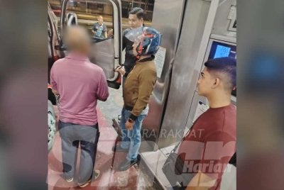 Anggota KPDN Kuala Lumpur melaksanakan pemeriksaan ke atas lori sebagai langkah mencegah kegiatan penyelewengan bahan api bersubsidi.