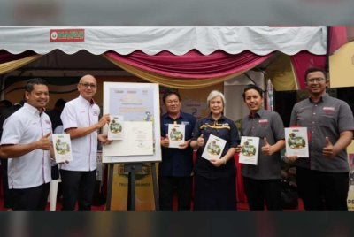 Zalifudin (dua dari kiri) memegang Buku Panduan Pembajaan Tanaman Komoditi dengan Baja Peladang bersama pensyarah dari
Fakulti Perladangan dan Agroteknologi, UiTM Cawangan Melaka, Kampus Jasin sebagai rakan akademik dan teknikal dalam pembangunan kandungan buku.
