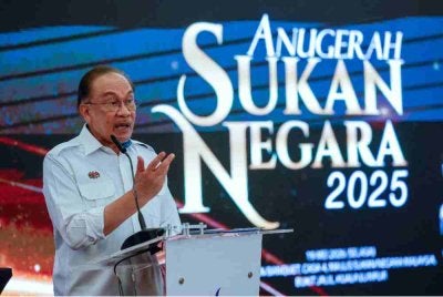 Anwar berucap pada Majlis Anugerah Sukan Negara 2025 di Majlis Sukan Negara (MSN), pada Selasa. Foto Bernama 