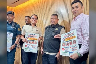 Mooi Lye (kanan) menunjukkan kamera badan yang digunakan pegawai PBT untuk merakam video dan gambar sebagai bahan bukti dalam operasi penguatkuasaan kesalahan pembuangan sampah kecil bermula 1 Julai depan.