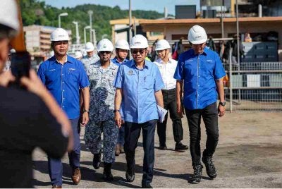 Mohamed Khaled meninjau kerja-kerja pembinaan kapal tempur pesisir atau Littoral Combat Ship (LCS) semasa lawatan kerja ke Lumut Naval Shipyard, pada Selasa. Foto Bernama