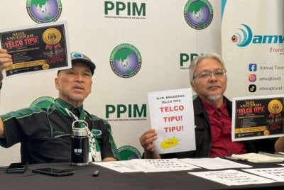 Nadzim (kiri) ketika sidang akhbar pada Selasa menegaskan, PPIM turut mengesan beberapa kelonggaran dalam sistem telekomunikasi negara yang perlu ditangani segera.