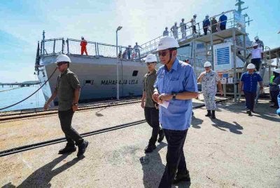 Mohamed Khaled meninjau kerja-kerja pembinaan kapal tempur pesisir atau Littoral Combat Ship (LCS) semasa lawatan kerja ke Lumut Naval Shipyard, pada Selasa. Foto Bernama