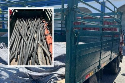 Polis turut merampas sebuah lori. Gambar kecil: Kabel bawah tanah milik Telekom Malaysia yang dicuri.