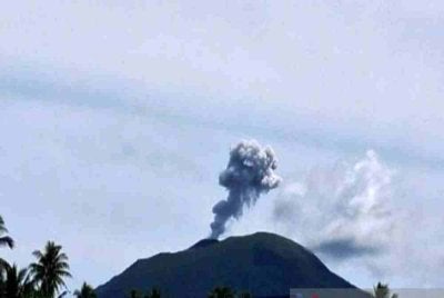 Gunung Ibu di Pulau Halmahera di wilayah Maluku Utara Indonesia meletus pada pagi Selasa, memuntahkan tiang abu kira-kira 800 meter di atas puncaknya.