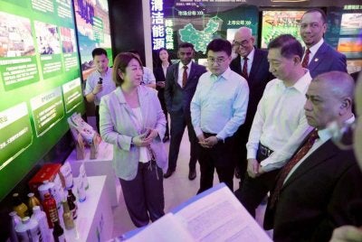 Saarani (kanan) kini dalam rangka Misi Perdagangan dan Pelaburan Kerajaan Negeri Perak ke China yang berlangsung dari 17 hingga 24 Mei.