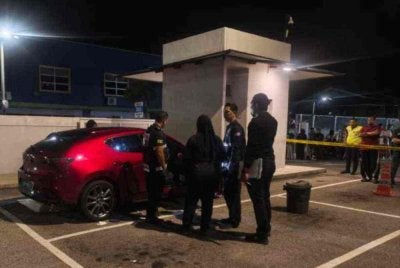 Seorang wanita cedera ditikam seorang lelaki dalam kereta jenis Mazda 3 di hadapan restoran di Titi Gajah, Kepala Batas pada Ahad.