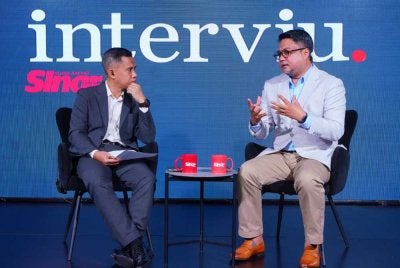 Hisomuddin (kanan) ketika hadir program Interviu bertajuk “Kuasa Ketiga dan Langkah Rafizi” yang dihoskan oleh Haizir Othman, berlangsung di Kompleks Karangkraf pada Isnin. Foto SINAR HARIAN / MOHD HALIM ABDUL WAHID