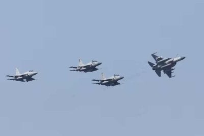 Jet pejuang JF-17 Thunder milik Tentera Udara Pakistan melakukan penerbangan semasa fasa latihan di Karachi. Foto Agensi