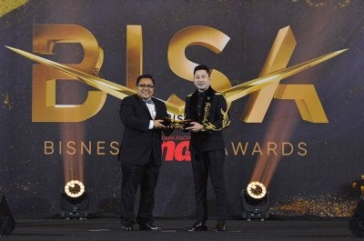 Kashfi menerima BISA 2026 bagi kategori Ikon Pereka Fesyen Berpengaruh yang disampaikan oleh Ketua Pengarang Kumpulan Sinar Harian, Zamri Rambli.