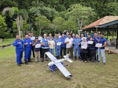 Peserta bergambar bersama dron jenis VTOL yang digunakan ketika Program Mastering Aeromap VTOL Operator Training di Gua Tempurung di sini baru-baru ini.
