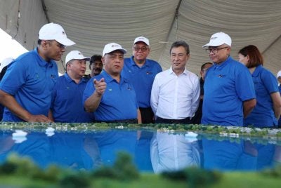 Saarani (tiga dari kiri) bersama Redza Rafiq (empat dari kiri) dan Yazurin Sallij (kiri) ketika pelancaran Taman Tasik Ardea iaitu pembangunan perumahan bernilai RM141 juta oleh Majuperak di Sungai Terap, Batu Gajah, baru-baru ini.