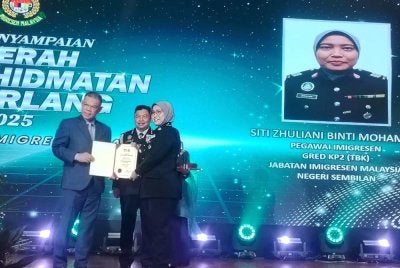Saifuddin (kiri) menyampaikan APC JIM 2025 pada Selasa.