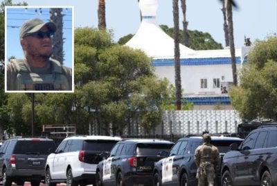 Dua suspek remaja bersenjata berusia 17 dan 18 tahun turut ditemui mati dengan kesan tembakan di dalam sebuah kereta tidak jauh dari lokasi serangan di Pusat Islam San Diego tersebut. Gambar kecil: Amin Abdullah. Foto: Agensi