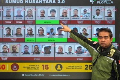 Sani Araby menunjukkan empat rakyat Malaysia yang masih meneruskan pelayaran yang mengambil masa selama sembilan jam untuk menuju ke Gaza.