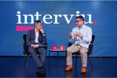 Program Interviu bertajuk “Kuasa Ketiga dan Langkah Rafizi” menampilkan Pengarah Eksekutif Ilham Centre, Hisomuddin Bakar (kanan) dan dihoskan oleh Haizir Othman, berlangsung di Kompleks Karangkraf pada Isnin. Foto SINAR HARIAN / MOHD HALIM ABDUL WAHID