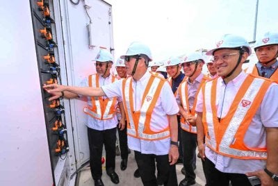 Fadillah (depan, tengah) diiringi Shamsul (kiri) dan Ketua Pegawai Grid TNB, Hasmarizal Hassan (kanan) melawat tapak BESS Santong selepas Majlis Perasmian Sistem Penyimpanan Tenaga Bateri (Battery Energy Storage System, BESS) Santong 100MW/400MWh di Paka, Dungun pada Isnin.