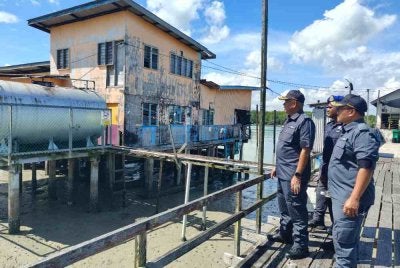 Premis perniagaan, sangkar ikan serta bot nelayan yang menggunakan bahan api diesel antara yang diperiksa di Pulau Ketam, Klang pada Selasa.