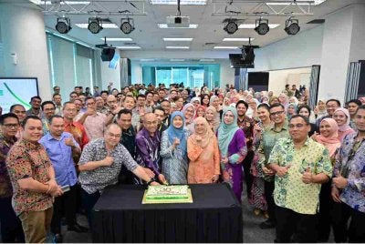 Warga kerja Worldwide Holdings menyambut ulang tahun ke-36 penubuhan syarikat dalam suasana penuh kesyukuran di Mercu Worldwide pada Isnin.