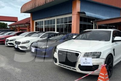 Kenderaan mewah yang merekodkan pelbagai kesalahan dan disita oleh pihak berkuasa JPJ. Gambar kecil: Mohd Misuari. Foto: ADILA SHARINNI WAHID