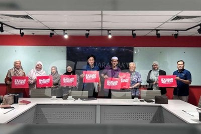Ketua Pasukan Rasuah Busters, Datuk Hussamuddin Yaacub (tiga dari kanan) menyampaikan cenderamata dan bahan kempen kepada Hisyam (tengah).