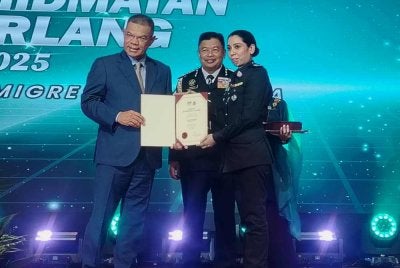Saifuddin Nasution menyampaikan APC kepada pegawai JIM dalam satu majlis di Putrajaya pada Selasa.