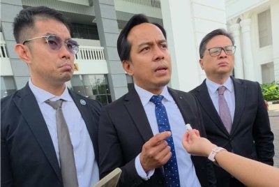 Shahlan (tengah) ketika ditemui pemberita di pekarangan Mahkamah Kota Kinabalu.