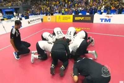 Pemain dan pegawai Malaysia melakukan sujud syukur selepas berjaya mempertahankan kejuaraan acara kuadran Piala Dunia ISTAF.