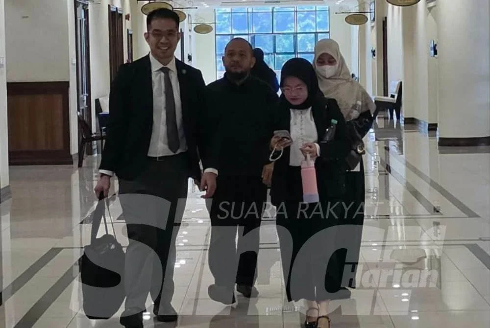 Abu Bakar (dua dari kiri) ketika tiba di Mahkamah Kota Kinabalu pada Rabu