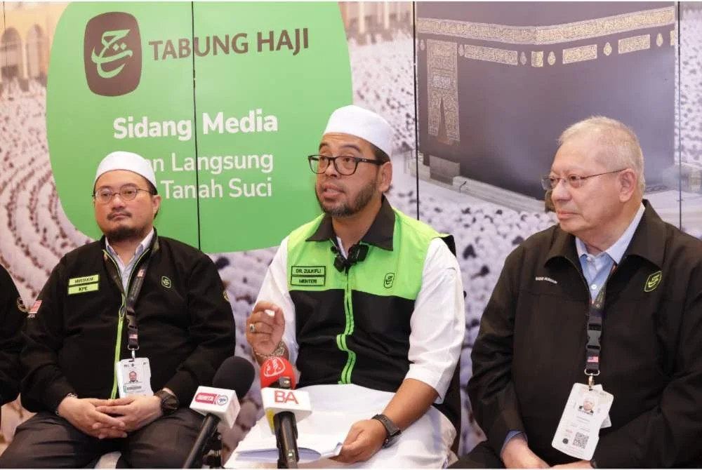 Zulkifli Hasan (tengah) ketika sidang akhbar di Bilik Bunga Raya, Abraj Al Tayseer di sini pada Selasa.