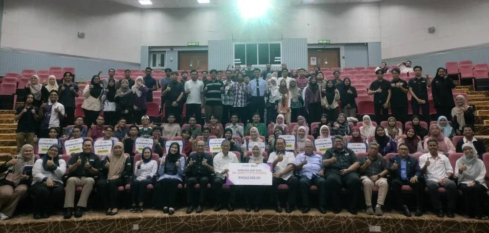 Penerima Sumbangan Program Sinar Kasih UDA Cares - PTPTN (SAKURA) bergambar bersama tetamu jemputan.