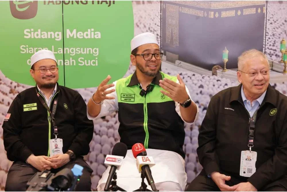 Dr Zulkifli Hasan (tengah) ketika sidang akhbar selepas sesi taklimat perkembangan perjalanan haji di sini.- Foto: TH