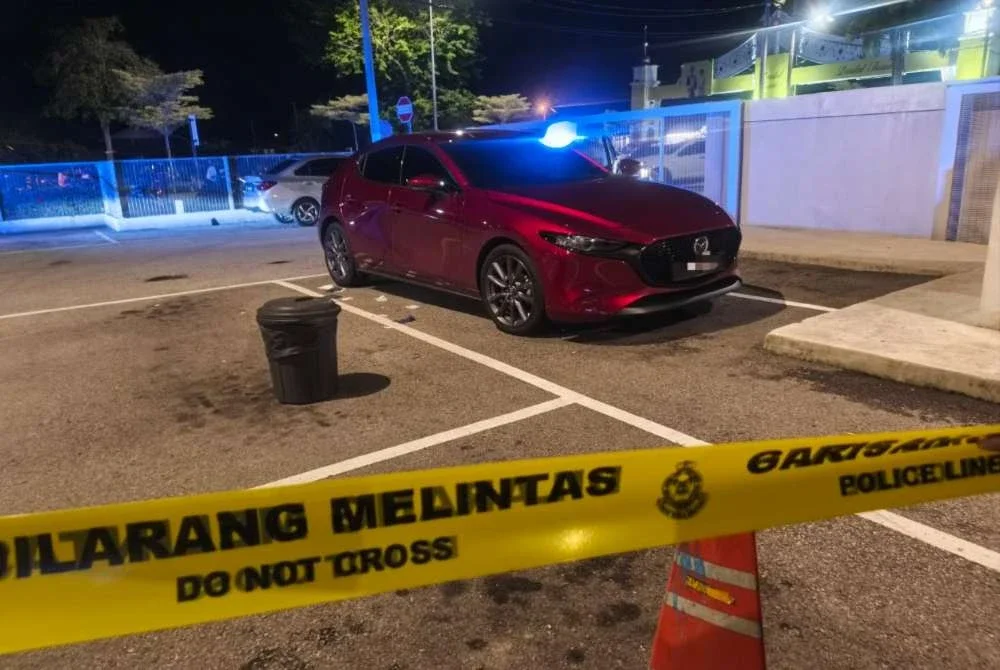 Seorang wanita ditikam di bahagian leher ketika berada di dalam kereta di hadapan sebuah restoran di Jalan Titi Gajah, Kepala Batas pada malam Ahad lalu.