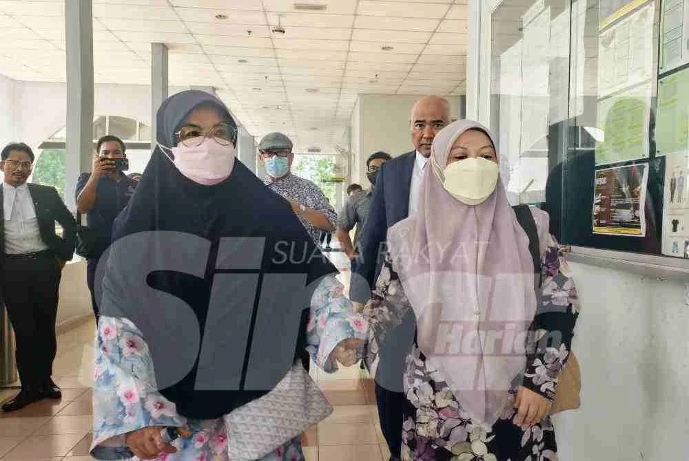Tertuduh, Nurul Asyikin Sutan Shahril, 42, (kanan) bagaimanapun mengaku tidak bersalah atas kesemua pertuduhan yang dibacakan di hadapan hakim. 