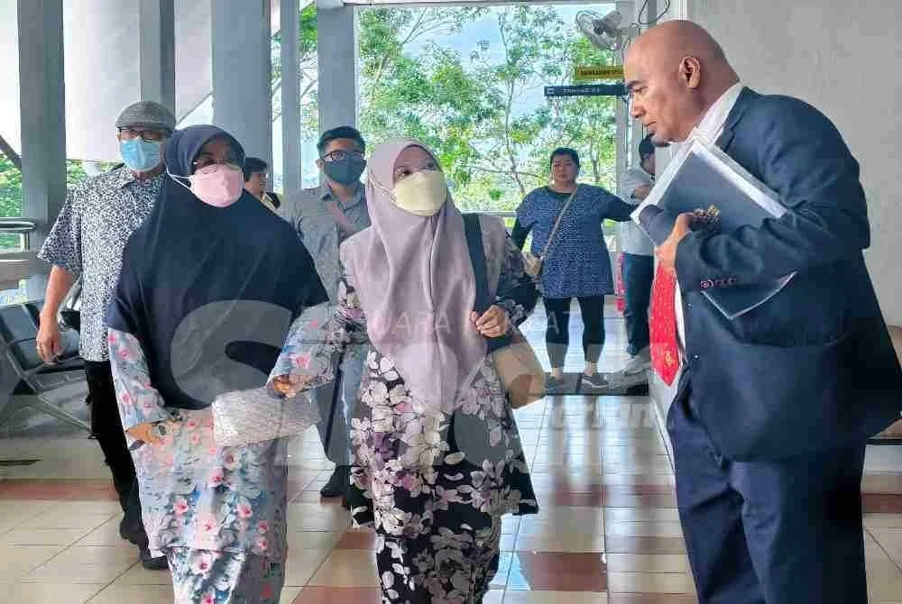Nurul Asyikin (kanan) hadir ke Mahkamah Seremban ditemani ibu bapanya.