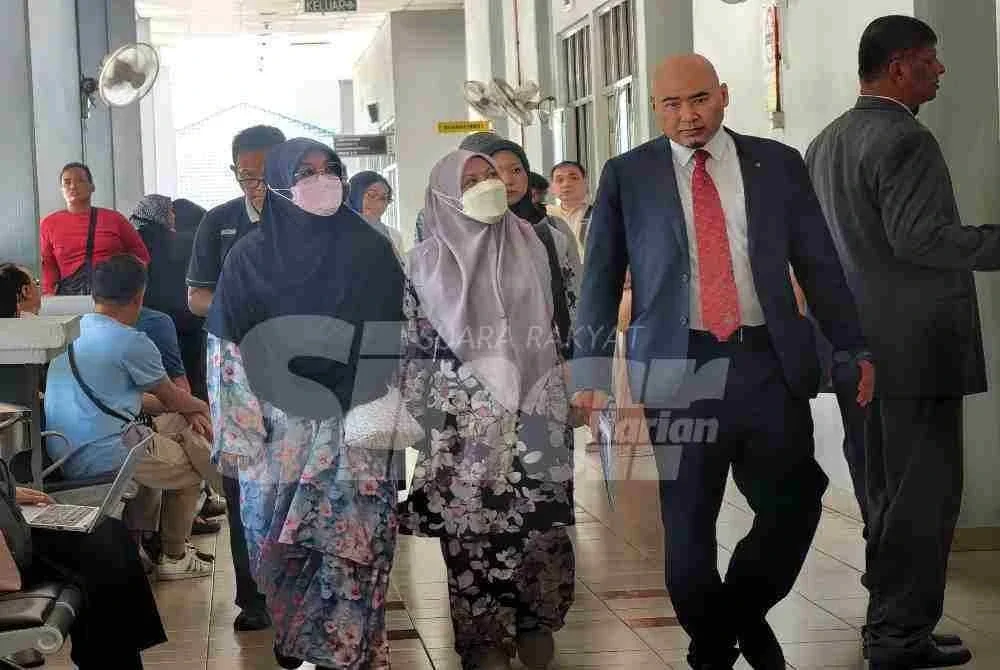 Sabit kesalahan, tertuduh (kanan) boleh dihukum penjara maksimum 10 tahun dan denda tidak melebihi RM20,000.