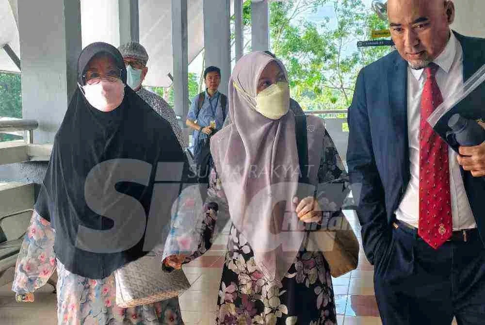Nurul Asyikin (kanan) hadir ke Mahkamah Seremban ditemani ibu bapanya.