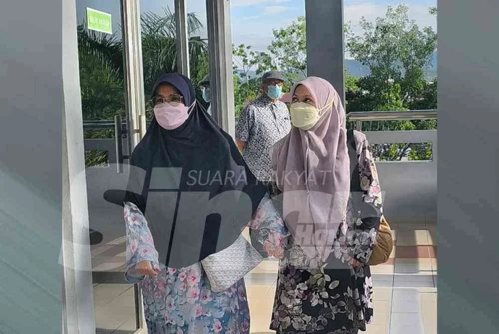 Seorang guru wanita didakwa di Mahkamah Sesyen di sini pada Rabu atas lima pertuduhan melakukan amang seksual terhadap anak murid lelakinya yang berusia 14 tahun sejak tahun lalu.