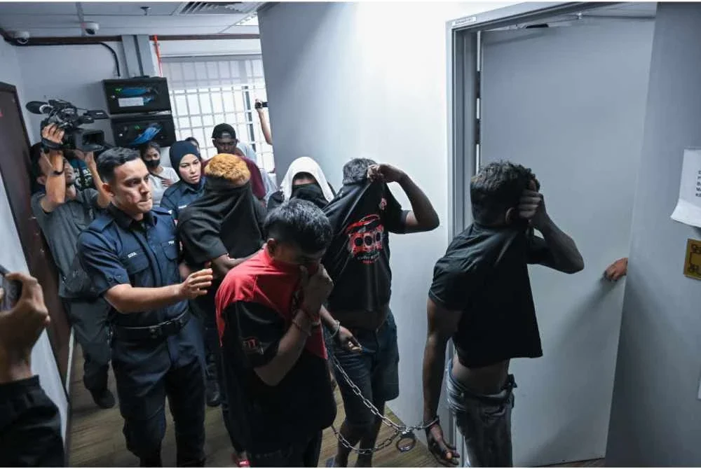 Seorang lelaki bersama empat rakan dihadapkan ke Mahkamah Majistret Ipoh pada Rabu atas pertuduhan membunuh adik lelakinya.